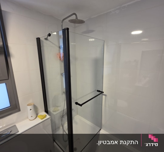 התקנת אמבטיון זכוכית עם פרופיל שחור על גבי אמבטיה